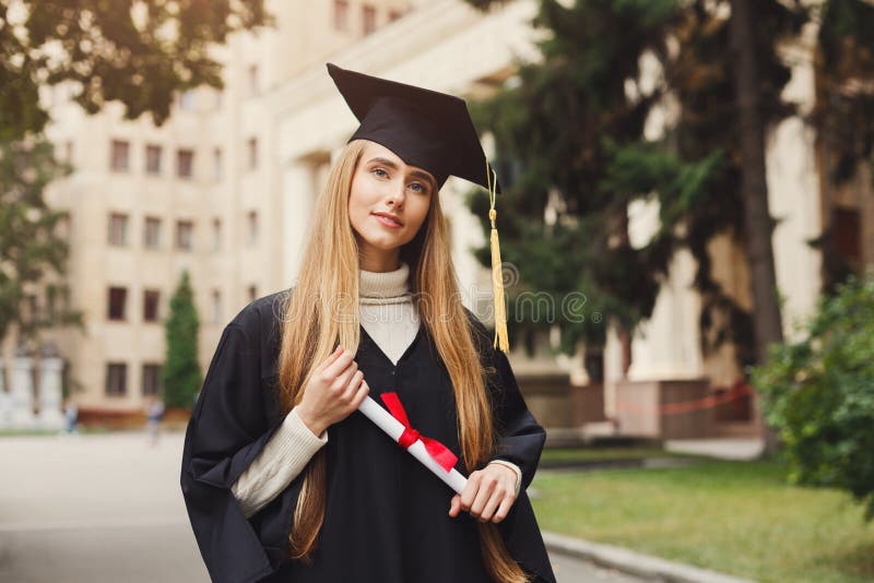 Joven mujer seria en su día de graduación fotografía de archivo