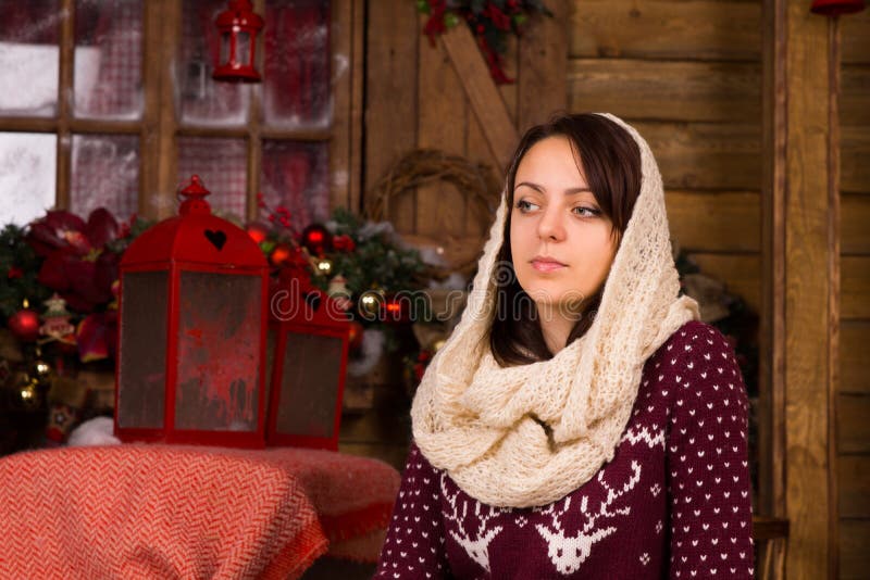 Mujer seria que presenta cerca de decoraciones de la Navidad imagenes de archivo Mujer seria que presenta cerca de decoraciones de la Navidad imagenes de archivo