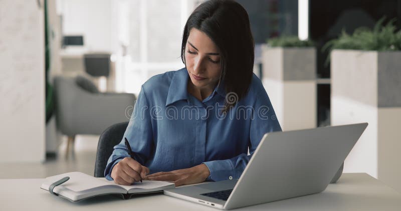 Mujer seria y joven hispana profesional de negocios probando productos de software en línea almacen de metraje de vídeo