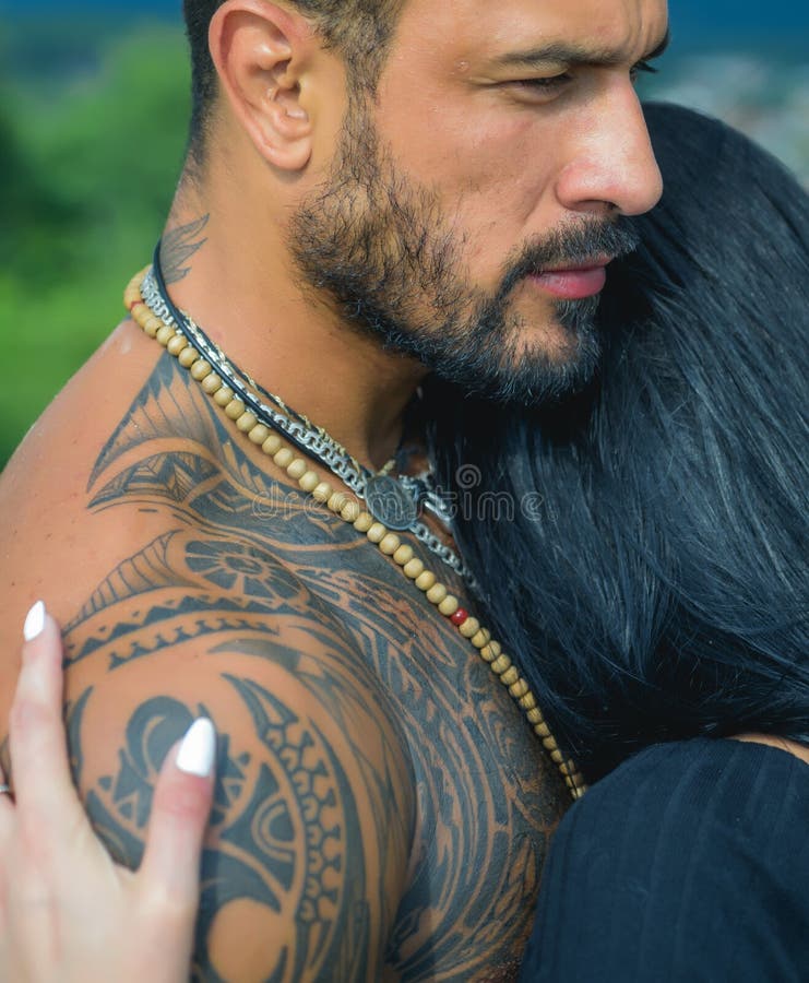 Mujer sexy y en forma y hombre guapo con tatuaje Pasión y tacto sensual Una pareja joven enamorada se abrazó imagenes de archivo Mujer sexy y en forma y hombre guapo con tatuaje Pasión y tacto sensual Una pareja joven enamorada se abrazó imagenes de archivo