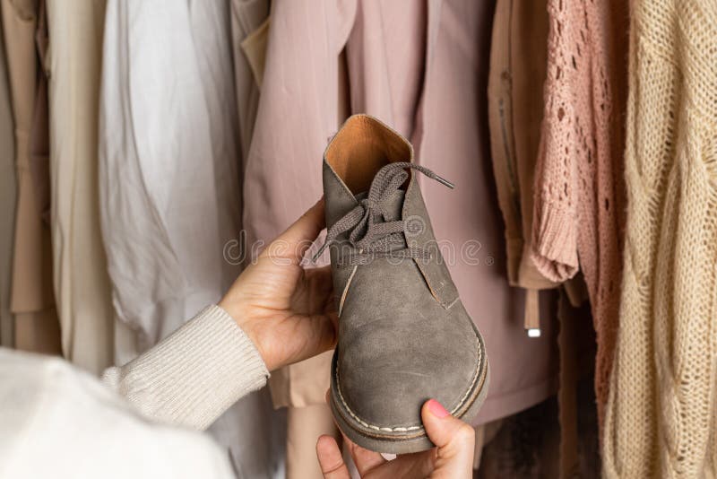 Mujer Shopper Cliente Elegir Zapatos Botas Ropa. Surtido De Calzado De Ropa  Femenina En Tienda De Ropa. Compras. Foto de archivo - Imagen de lifestyle,  arrancar: 208166536