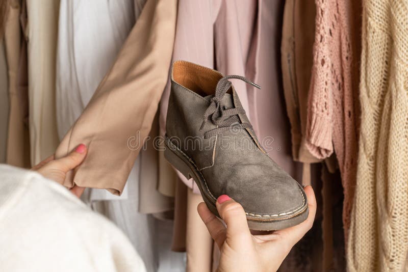 Mujer Shopper Cliente Elegir Zapatos Botas Ropa. Surtido De Calzado De Ropa Femenina En Tienda De Ropa. Compras. Imagen de archivo - Imagen de cliente, surtido: 208166561 Mujer Shopper Cliente Elegir Zapatos Botas Ropa. Surtido De Calzado De Ropa Femenina En Tienda De Ropa. Compras. Imagen de archivo - Imagen de cliente, surtido: 208166561
