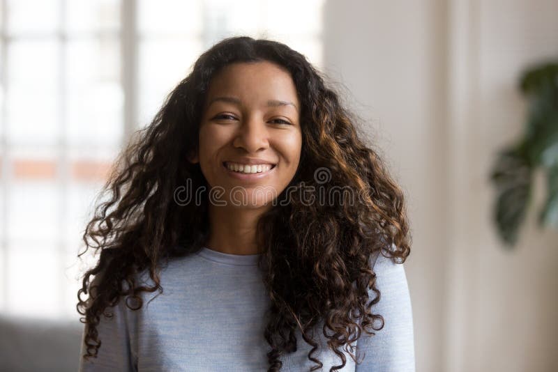 Mujer sonriente afroamericana atractiva del retrato principal del tiro fotografía de archivo libre de regalías