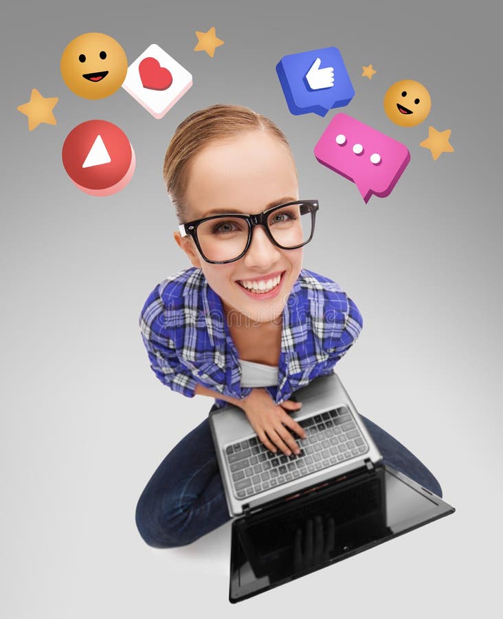 Mujer sonriente con íconos de ordenador portátil e Internet foto de archivo libre de regalías