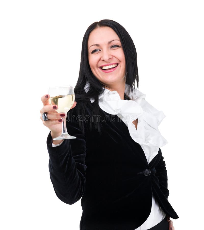 Mujer sonriente cómoda con un vidrio de vino fotografía de archivo Mujer sonriente cómoda con un vidrio de vino fotografía de archivo