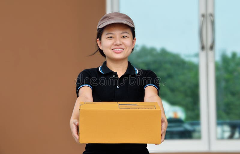 Mujer sonriente de la entrega, sosteniendo la caja del cartón imágenes de archivo libres de regalías