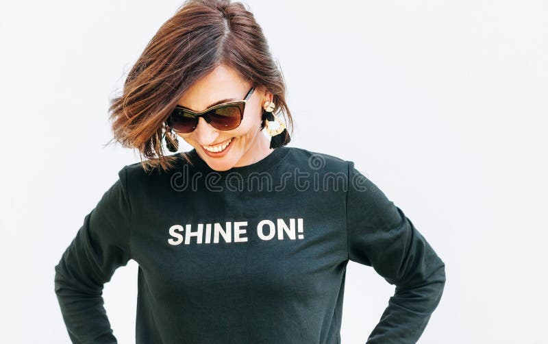 Mujer sonriente de la sensación libre atractiva en camiseta negra
