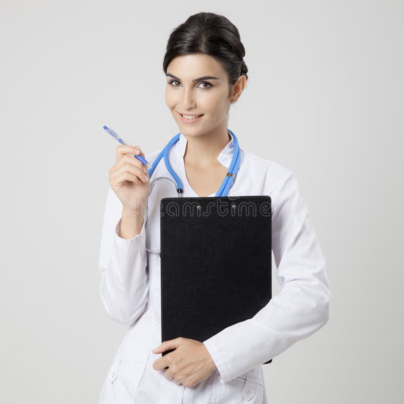 Mujer sonriente del médico con el estetoscopio fotos de archivo libres de regalías Mujer sonriente del médico con el estetoscopio fotos de archivo libres de regalías
