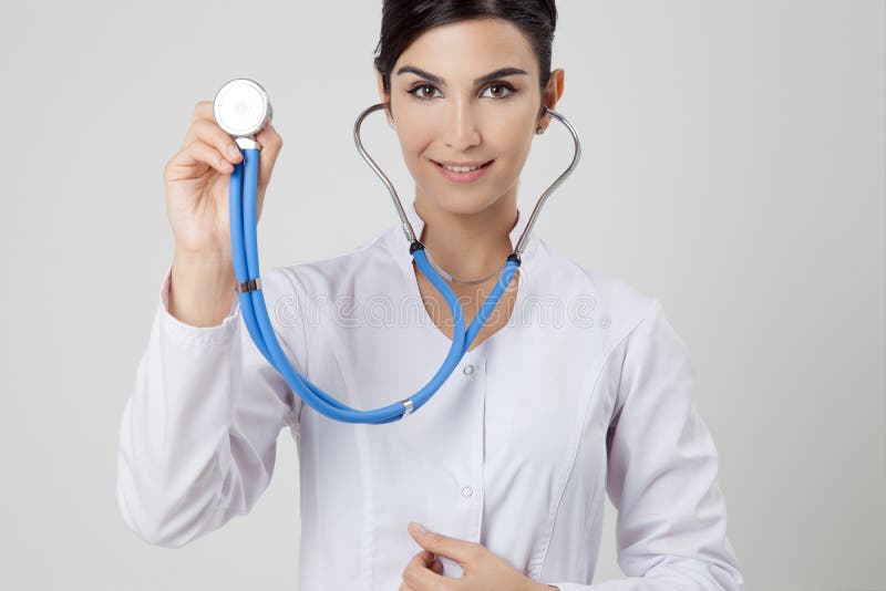 Mujer sonriente del médico con el estetoscopio fotografía de archivo libre de regalías Mujer sonriente del médico con el estetoscopio fotografía de archivo libre de regalías