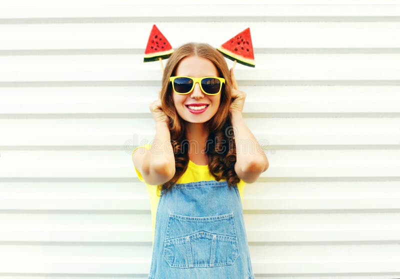 Mujer sonriente divertida del retrato con una rebanada dos de helado de la sandía fotografía de archivo libre de regalías