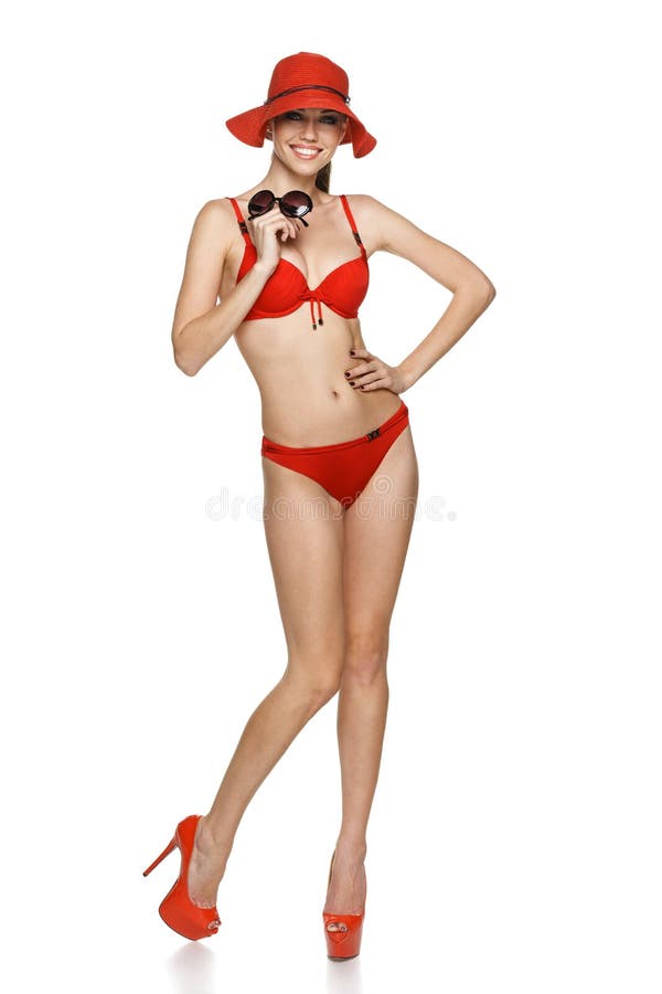 Mujer sonriente en bikini rojo foto de archivo libre de regalías Mujer sonriente en bikini rojo foto de archivo libre de regalías