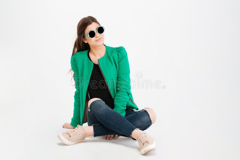 Mujer En Chaqueta Verde, Vaqueros Rasgados Y Gafas Sol Imagen de archivo Imagen de mezclilla: 68788747