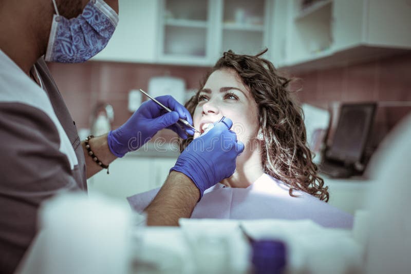 Mujer sonriente en el dentista Close para arriba imágenes de archivo libres de regalías Mujer sonriente en el dentista Close para arriba imágenes de archivo libres de regalías