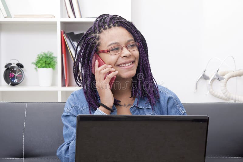 Mujer sonriente en el teléfono fotos de archivo libres de regalías Mujer sonriente en el teléfono fotos de archivo libres de regalías