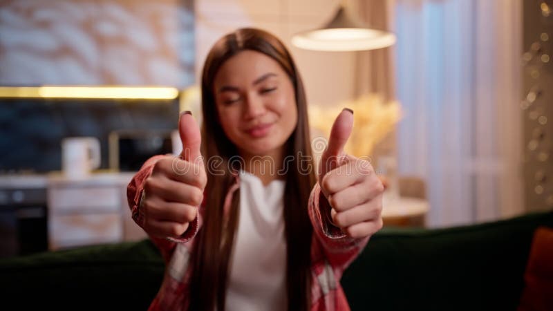 Mujer sonriente en la noche en casa el fin de semana doméstico apartamento caucásico alegre niña feliz inquilina propietaria almacen de metraje de vídeo