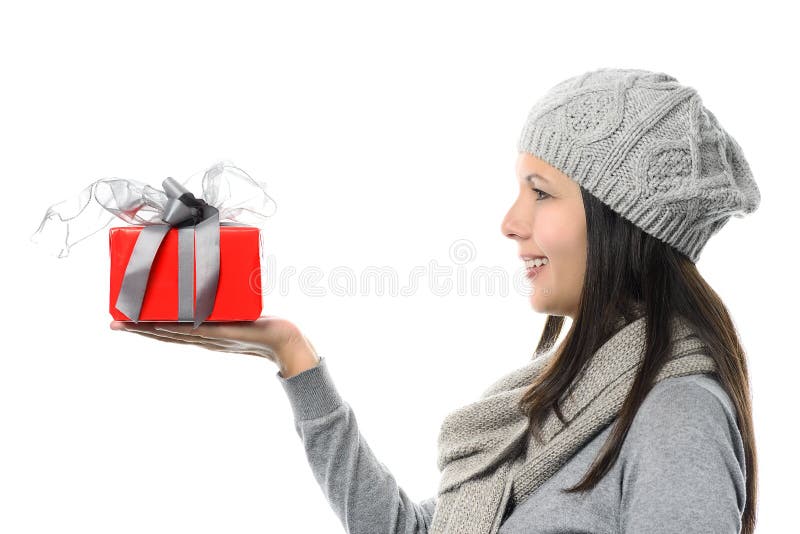 Mujer sonriente en la vista lateral que muestra el regalo a mano imagen de archivo libre de regalías Mujer sonriente en la vista lateral que muestra el regalo a mano imagen de archivo libre de regalías