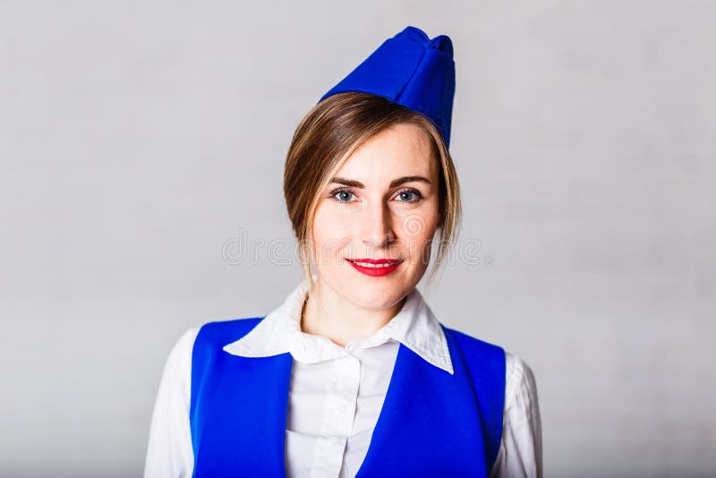 Mujer sonriente en un casquillo azul imagen de archivo libre de regalías Mujer sonriente en un casquillo azul imagen de archivo libre de regalías