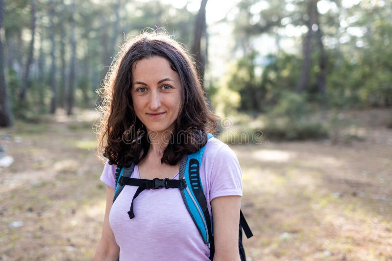 Mujer sonriente feliz haciendo senderismo en las montañas. turista joven sonriente deportes y senderismo en la naturaleza foto de archivo libre de regalías