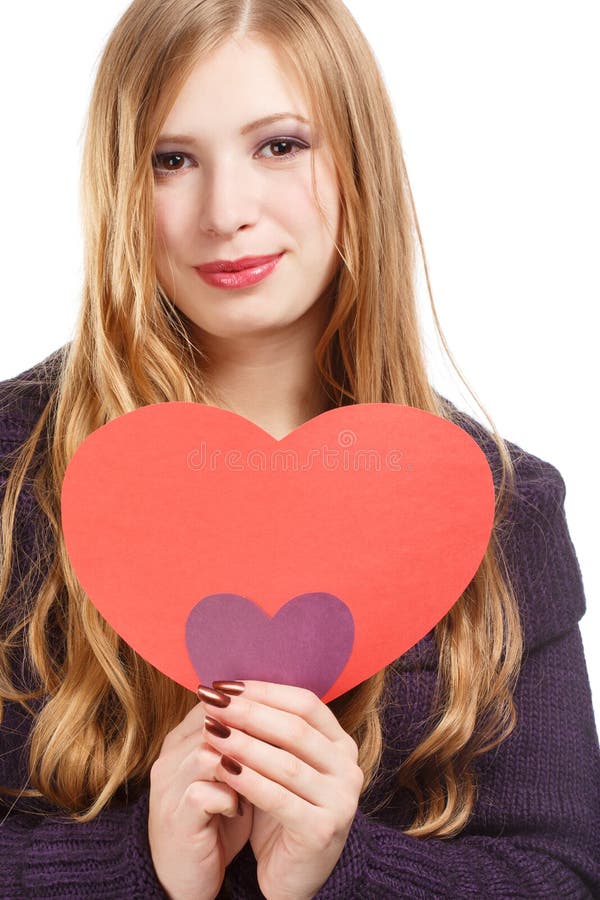 Mujer sonriente hermosa joven con el pelo rubio largo en purp oscuro fotos de archivo libres de regalías Mujer sonriente hermosa joven con el pelo rubio largo en purp oscuro fotos de archivo libres de regalías