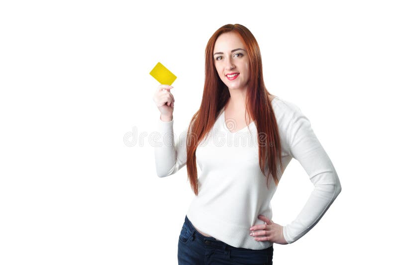 Mujer sonriente joven del pelirrojo que sostiene la tarjeta de crédito del oro imagenes de archivo Mujer sonriente joven del pelirrojo que sostiene la tarjeta de crédito del oro imagenes de archivo