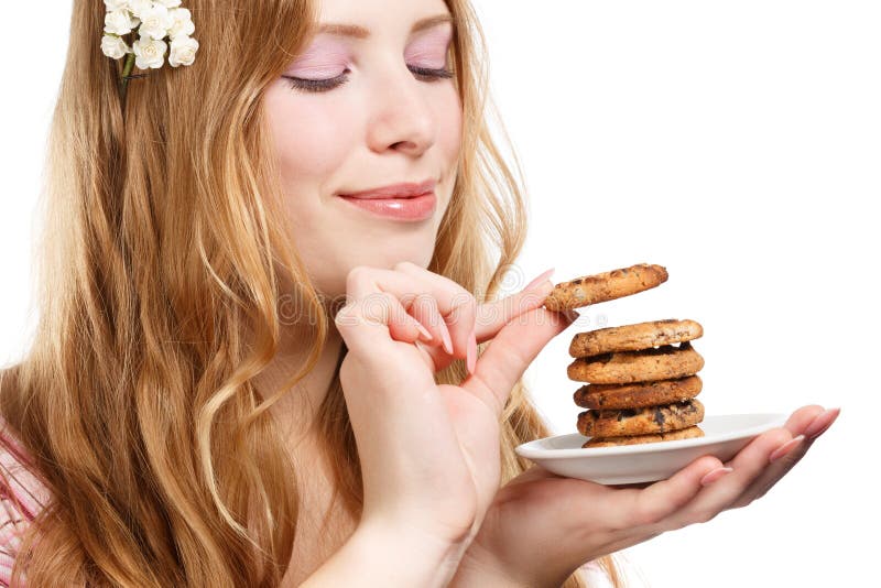 Mujer sonriente joven hermosa con las galletas fotos de archivo Mujer sonriente joven hermosa con las galletas fotos de archivo