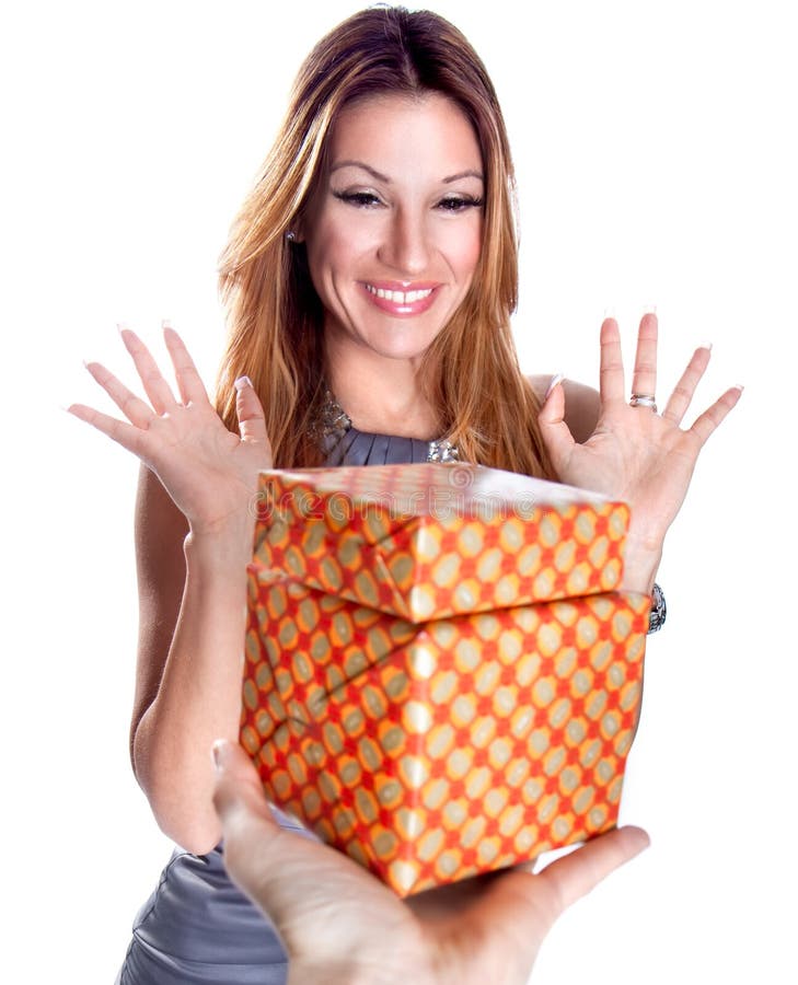 Mujer sonriente joven hermosa con un regalo fotos de archivo libres de regalías Mujer sonriente joven hermosa con un regalo fotos de archivo libres de regalías
