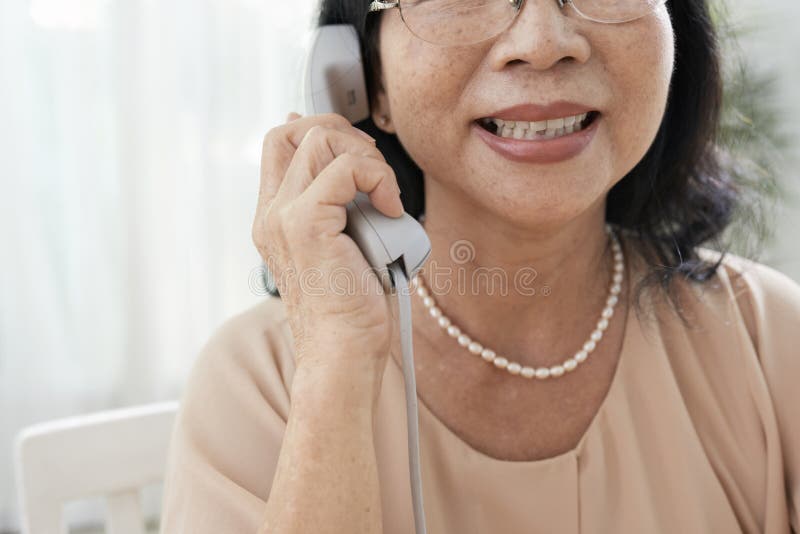 Mujer sonriente que habla en el teléfono fotografía de archivo libre de regalías Mujer sonriente que habla en el teléfono fotografía de archivo libre de regalías