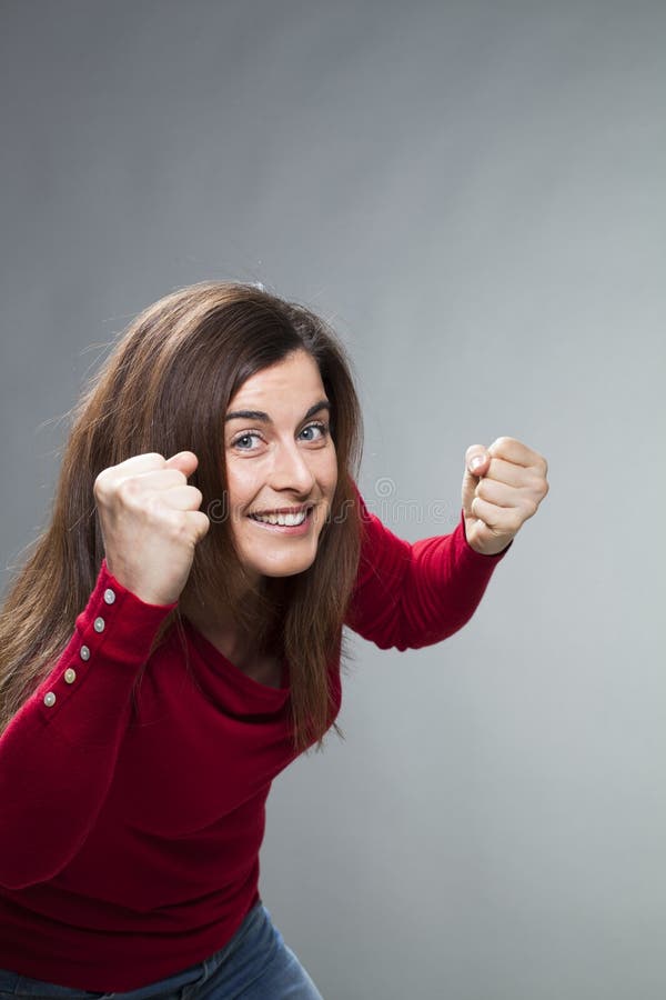 Mujer sonriente 30s que aumenta las manos para arriba para la felicidad imágenes de archivo libres de regalías Mujer sonriente 30s que aumenta las manos para arriba para la felicidad imágenes de archivo libres de regalías