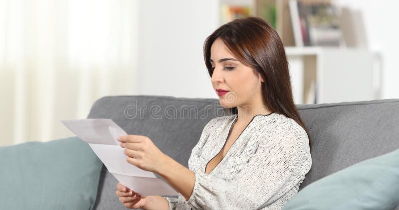 Mujer sorprendida que lee una letra en casa