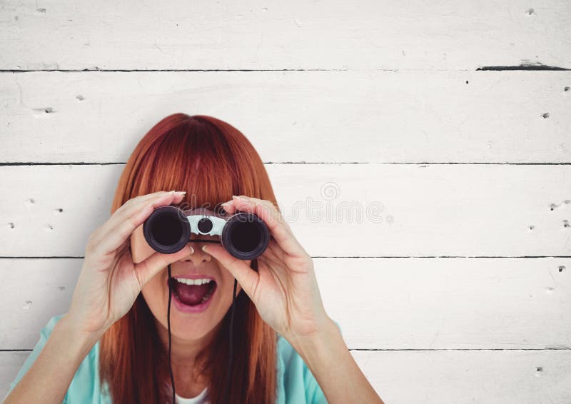 Mujer sorprendida que mira a través de los prismáticos contra el fondo blanco fotos de archivo libres de regalías Mujer sorprendida que mira a través de los prismáticos contra el fondo blanco fotos de archivo libres de regalías