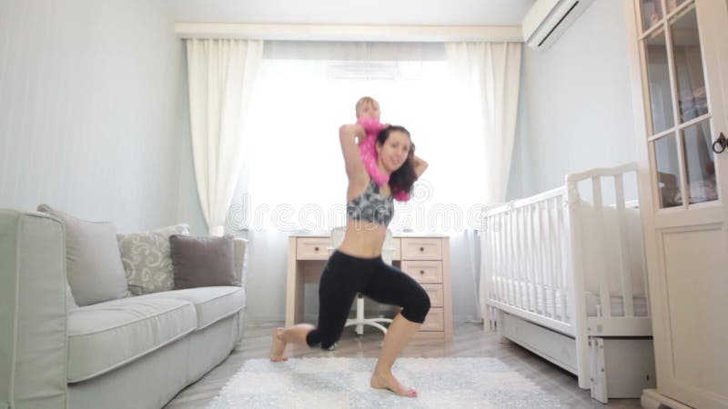 Mujer sosteniendo a su hija sobre sus hombros almacen de metraje de vídeo