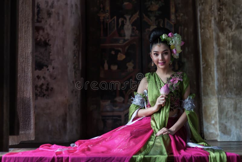 Mujer tailandesa hermosa que lleva un traje nacional foto de archivo Mujer tailandesa hermosa que lleva un traje nacional foto de archivo