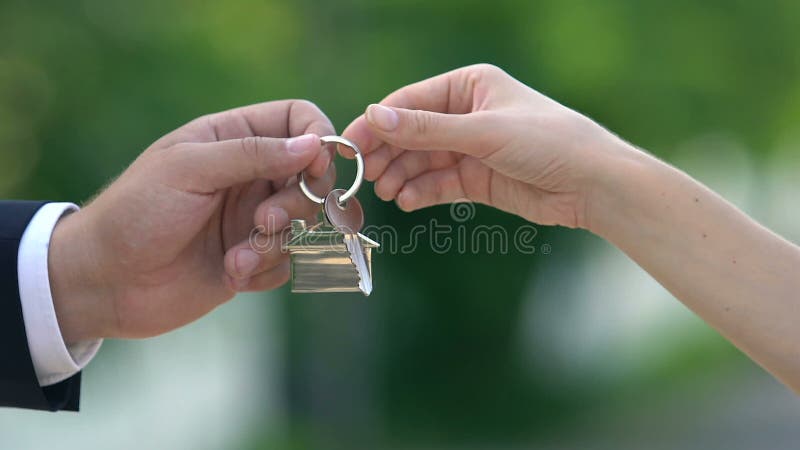 Mujer tomando la llave de la casa del agente inmobiliario, alquiler de apartamento, propiedad