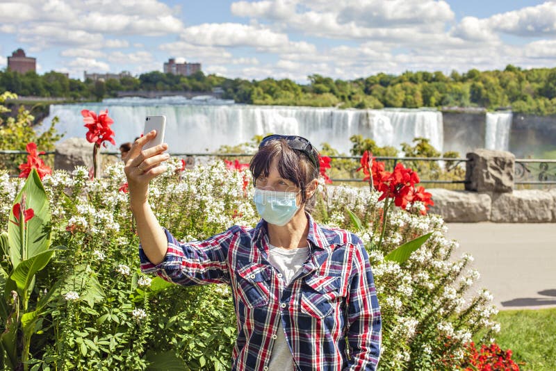 Mujer tomando un selfie con niagara cae en el fondo. fotografía de archivo