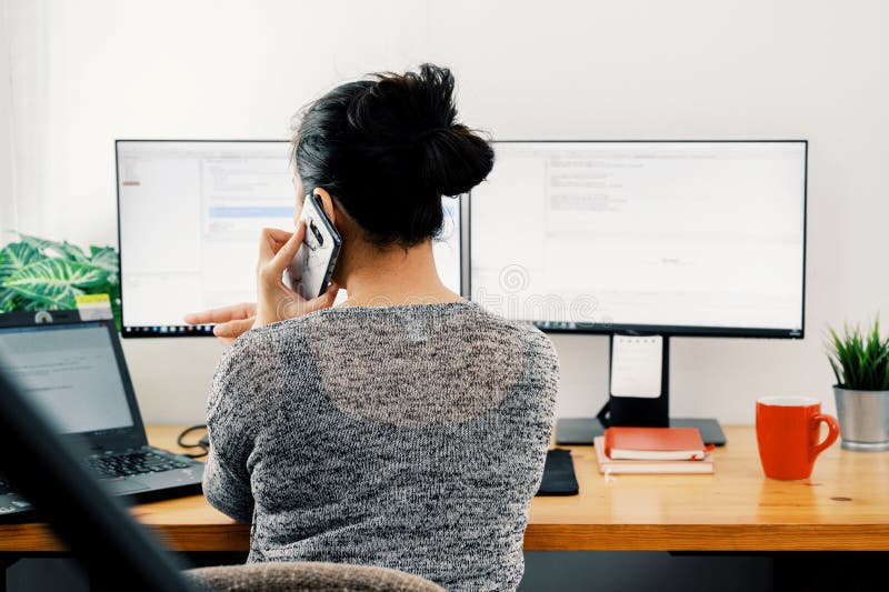 Mujer trabajando en casa. trabajador de oficina en cuarentena. trabajo doméstico para evitar la enfermedad del virus. concepto de imagen de archivo libre de regalías