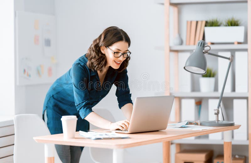 Mujer trabajando en una laptop en casa fotografía de archivo libre de regalías