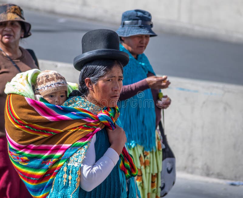 Mujer Tradicional Cholita En Ropa Típica Con El Bebé En Ella Detrás Durante  La 1ra Del Desfile Del Día Del Trabajo De Mayo - La P Foto editorial -  Imagen de ordenado,