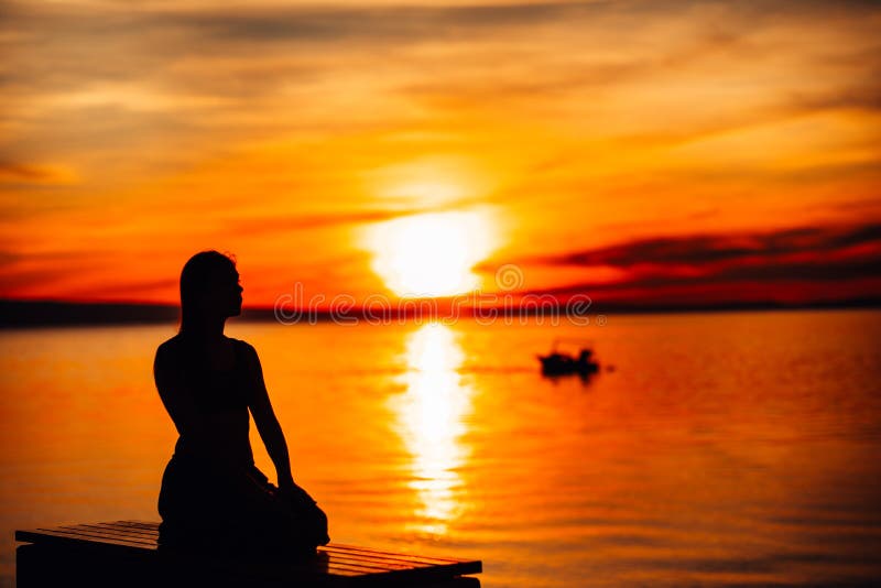 Mujer tranquila despreocupada que medita en naturaleza Encontrar paz interna Práctica de la yoga Forma de vida curativa espiritua