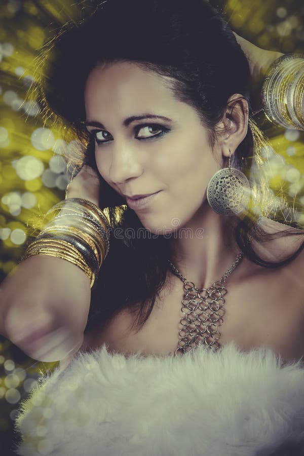 Download Mujer Triguena Atractiva Con El Baile Atractivo De La Joyería Del Oro En Un Ni Imagen de archivo - Imagen de muchacha, lifestyle: 44853807