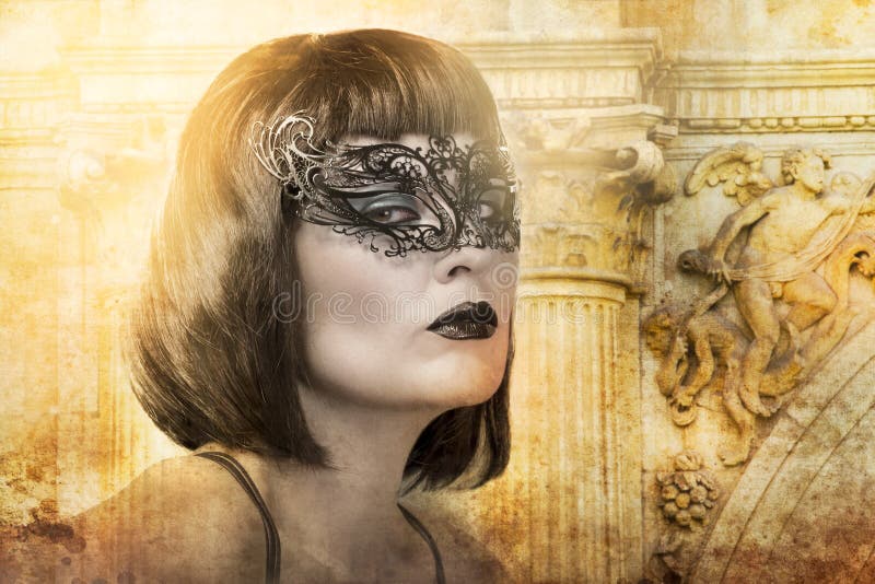 Mujer triguena hermosa con la máscara veneciana fotos de archivo Mujer triguena hermosa con la máscara veneciana fotos de archivo