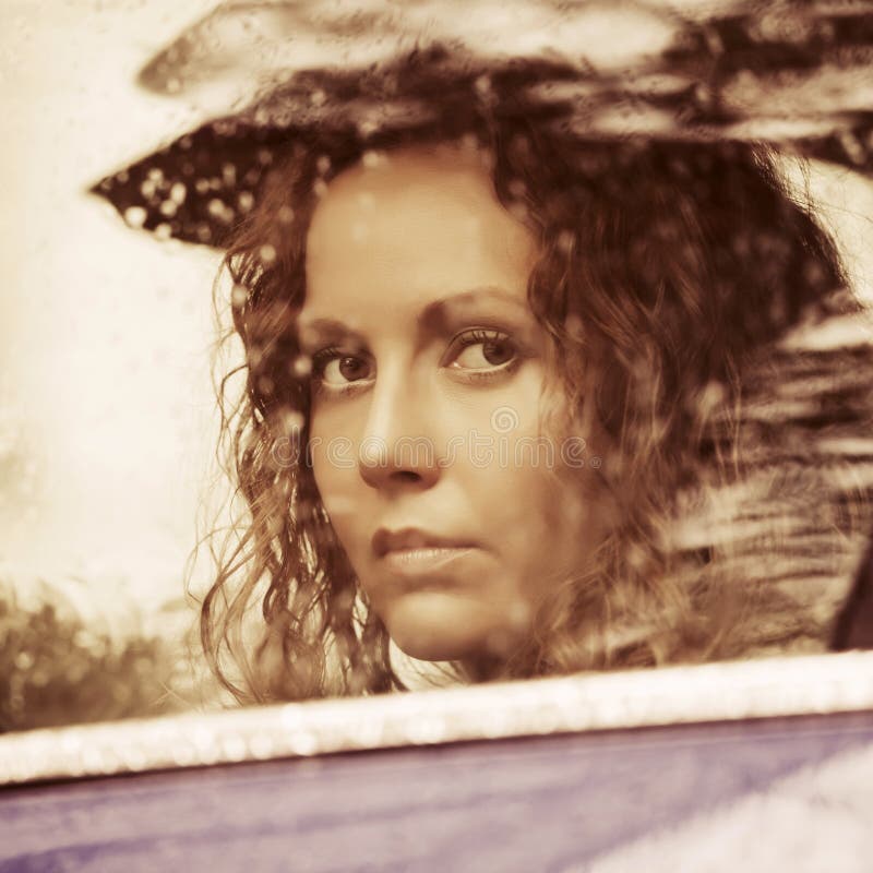 Mujer Triste Mirando Por La Ventana Del Auto Foto de archivo - Imagen