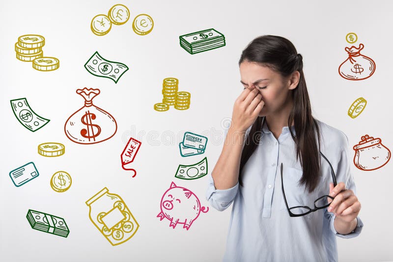 Mujer triste que la cierra ojos después de perder un trabajo preferido fotografía de archivo libre de regalías Mujer triste que la cierra ojos después de perder un trabajo preferido fotografía de archivo libre de regalías