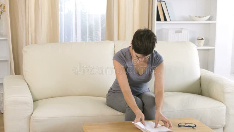 Mujer triste que lee una letra