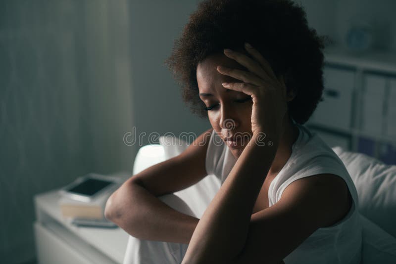Mujer triste que sufre de insomnio imagenes de archivo Mujer triste que sufre de insomnio imagenes de archivo