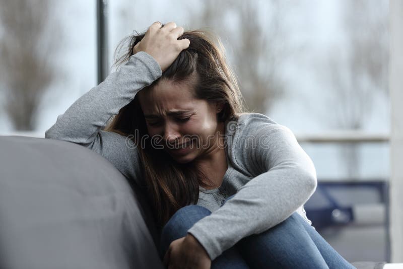 Mujer Triste Quejándose Y Llorando En Casa Imagen de archivo - Imagen de  muchacha, ansioso: 155723971
