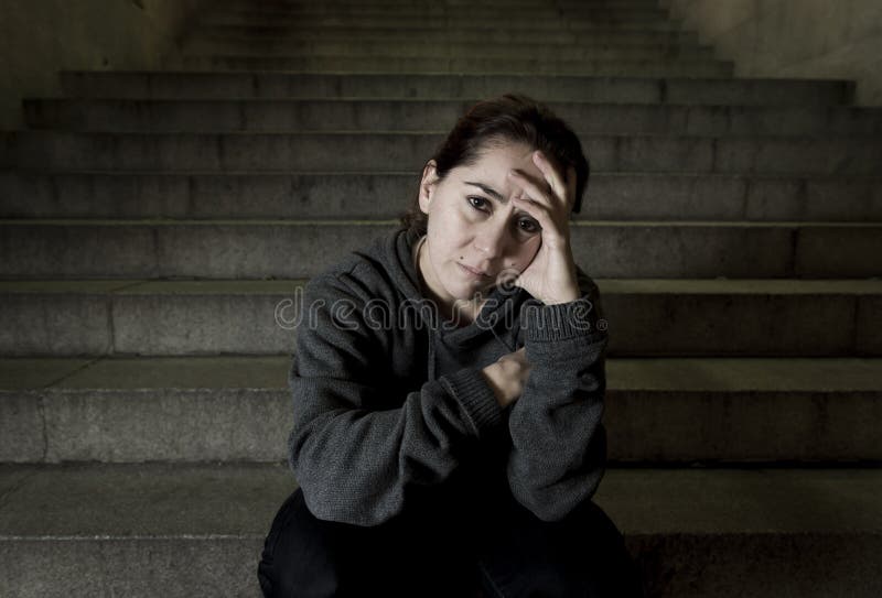 Mujer triste solamente en la depresión sufridora de la escalera del subterráneo de la calle que mira que parece enfermo y desampa imágenes de archivo libres de regalías Mujer triste solamente en la depresión sufridora de la escalera del subterráneo de la calle que mira que parece enfermo y desampa imágenes de archivo libres de regalías