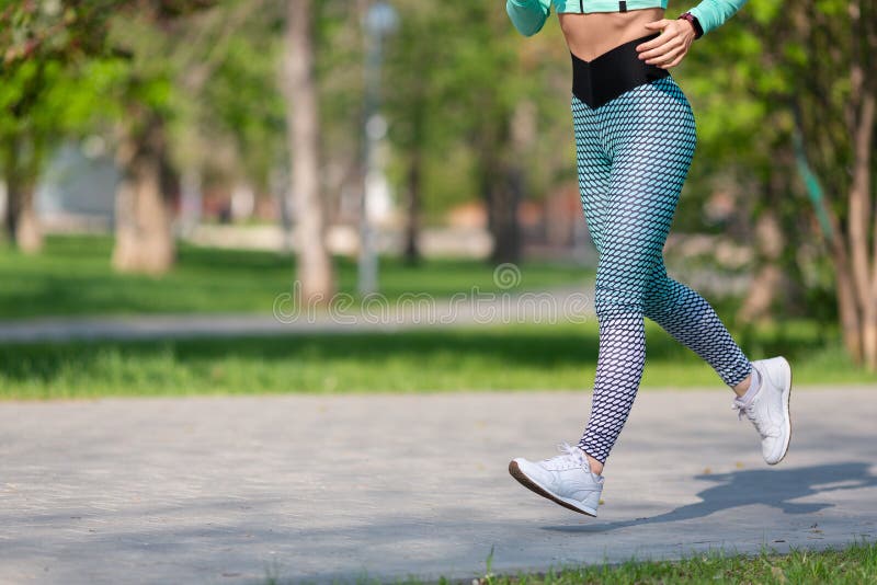 Foto De Una Mujer Corriendo En El Parque Temprano En La Mañana. Mujer  Atractiva Que Se Mantiene En Forma Y Saludable. Estilo De Vi Foto de  archivo - Imagen de exterior, delgado