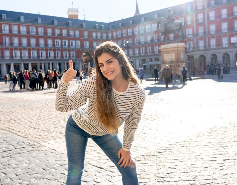 Mujer tur?stica joven feliz atractiva que disfruta de la visita tur?stica de excursi?n espa?ola en la ciudad europea de Madrid imagen de archivo libre de regalías Mujer tur?stica joven feliz atractiva que disfruta de la visita tur?stica de excursi?n espa?ola en la ciudad europea de Madrid imagen de archivo libre de regalías