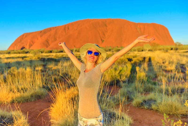 Mujer turista en Uluru