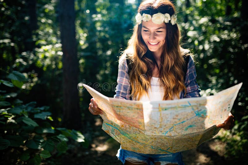 Mujer turística del inconformista con el mapa que camina, concepto de la aventura de la forma de vida fotos de archivo Mujer turística del inconformista con el mapa que camina, concepto de la aventura de la forma de vida fotos de archivo
